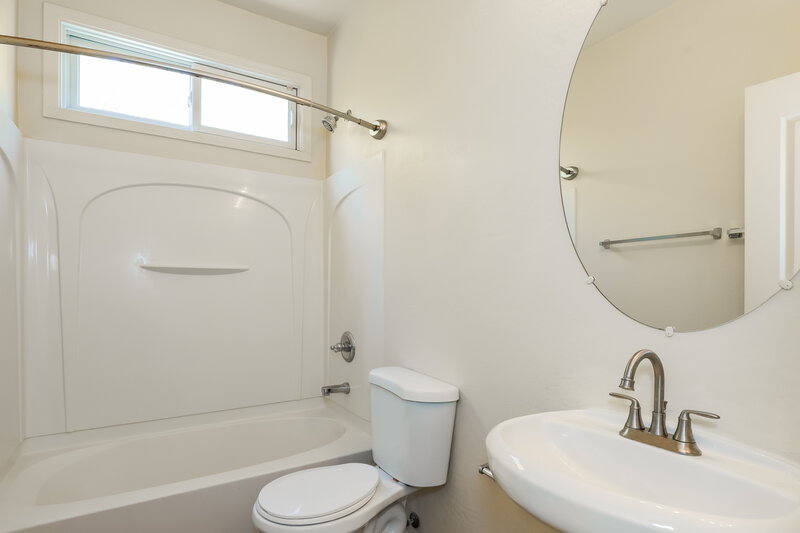 2,190/Mo, 5710 S 21st Pl Phoenix, AZ 85040 Bathroom View