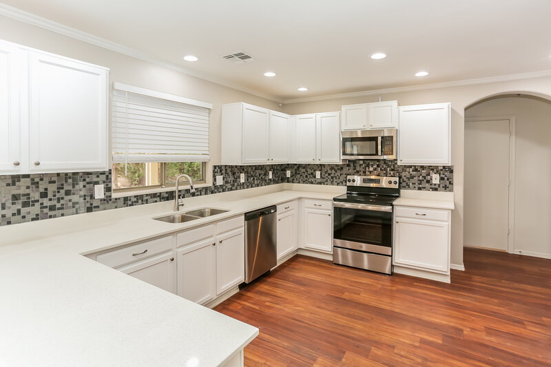 2,210/Mo, 2817 S 63rd Dr Phoenix, AZ 85043 Kitchen View 3