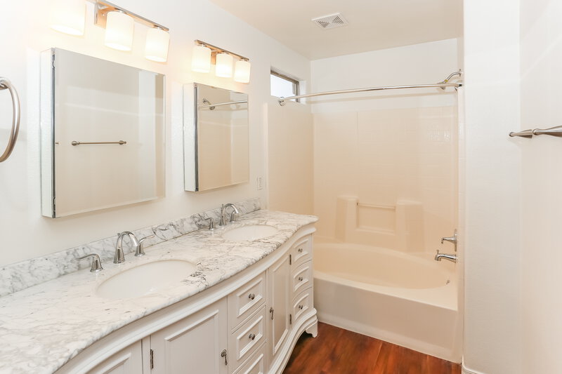 2,210/Mo, 2817 S 63rd Dr Phoenix, AZ 85043 Main Bathroom View