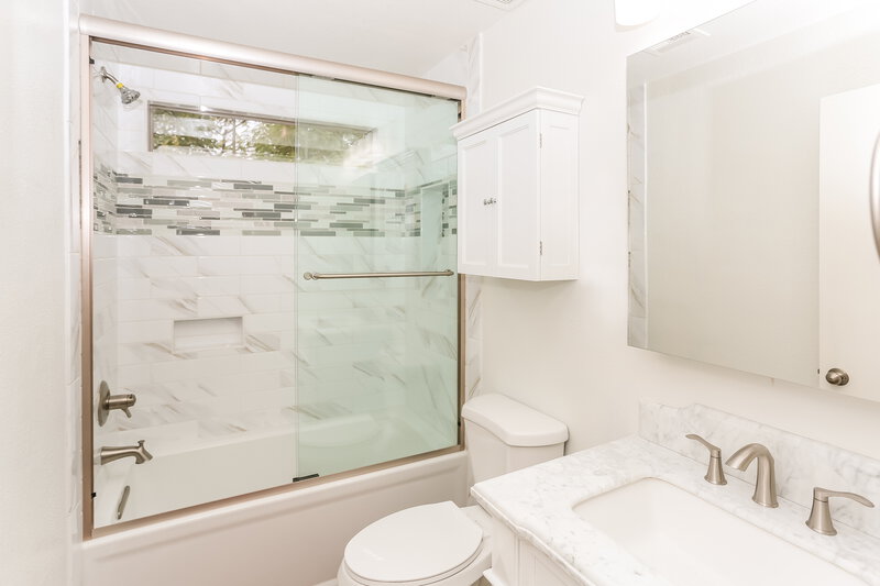 2,210/Mo, 2817 S 63rd Dr Phoenix, AZ 85043 Bathroom View