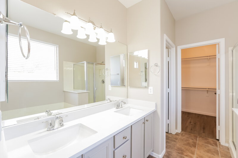 2,345/Mo, 1415 E Gary Way Phoenix, AZ 85042 Main Bathroom View