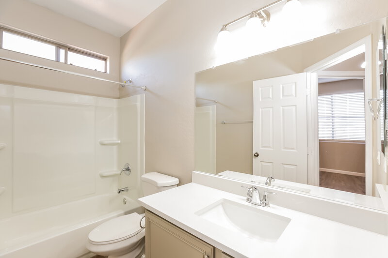 2,345/Mo, 1415 E Gary Way Phoenix, AZ 85042 Bathroom View