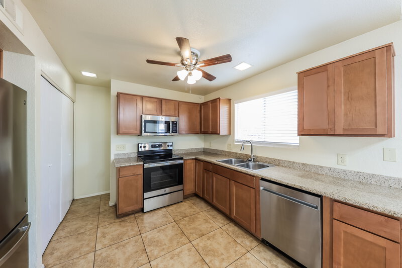 1,725/Mo, 4774 W Menadota Dr Glendale, AZ 85308 Kitchen View