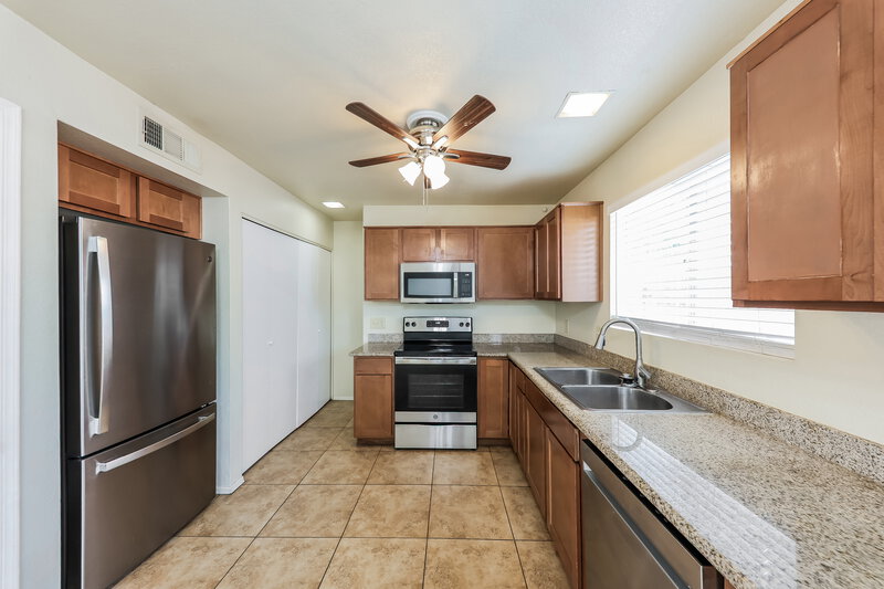 1,725/Mo, 4774 W Menadota Dr Glendale, AZ 85308 Kitchen View 2
