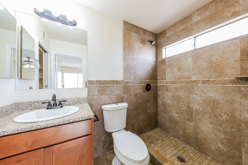 1,725/Mo, 4774 W Menadota Dr Glendale, AZ 85308 Main Bathroom View