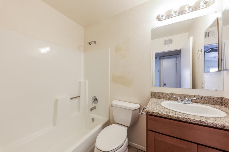 1,725/Mo, 4774 W Menadota Dr Glendale, AZ 85308 Bathroom View