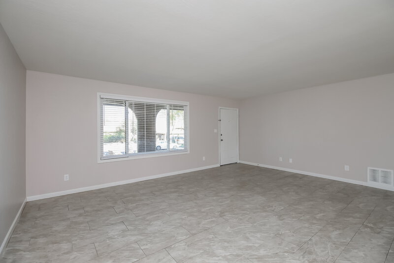 2,000/Mo, 17337 E Oro Grande Dr Fountain Hills, AZ 85268 Living Room View 3