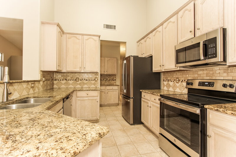 2,825/Mo, 39 N Rock St Gilbert, AZ 85234 Kitchen View