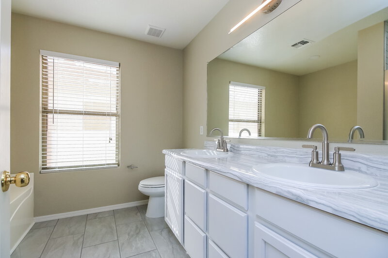 2,315/Mo, 11528 E Flower Circle Mesa, AZ 85208 Main Bathroom View