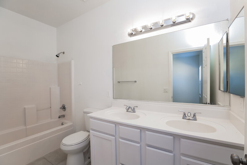 2,290/Mo, 1106 E Beth Dr Phoenix, AZ 85042 Main Bathroom View