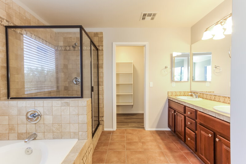 2,180/Mo, 9384 W Payson Rd Tolleson, AZ 85353 Main Bathroom View