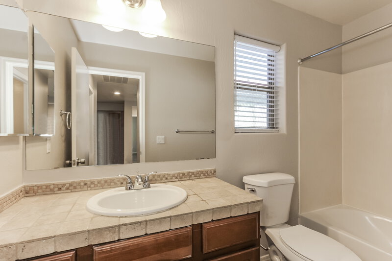 2,180/Mo, 9384 W Payson Rd Tolleson, AZ 85353 Bathroom View