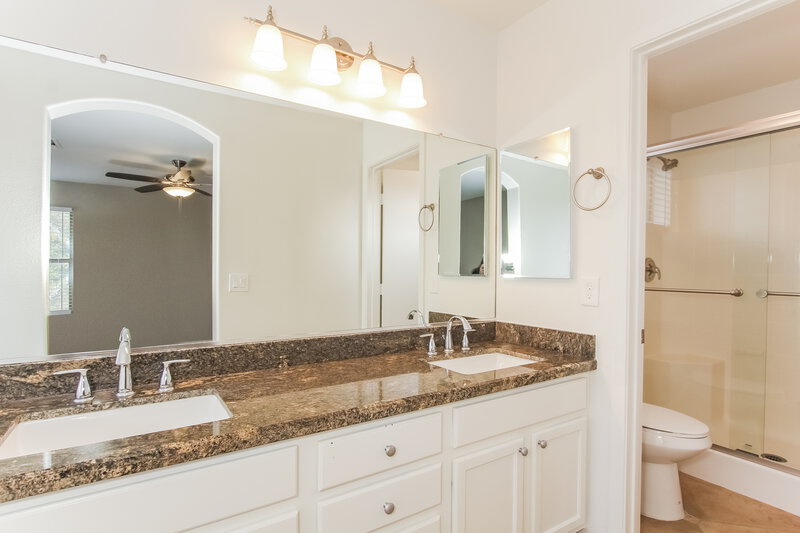 2,815/Mo, 17183 N 53rd Ave Glendale, AZ 85308 Main Bathroom View