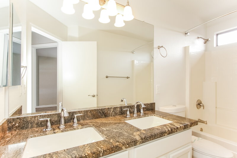 2,815/Mo, 17183 N 53rd Ave Glendale, AZ 85308 Main Bathroom View 2