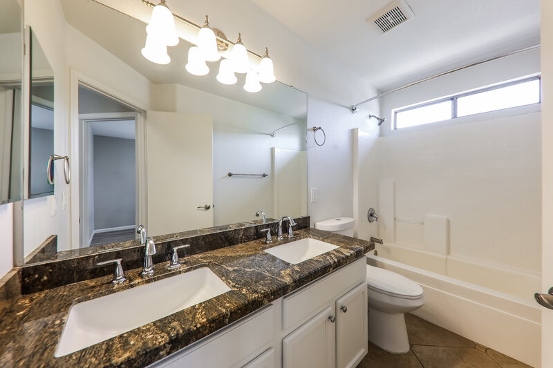 2,385/Mo, 17183 N 53rd Ave Glendale, AZ 85308 Bathroom View