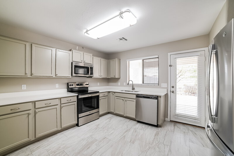 2,000/Mo, 6209 W Raymond St Phoenix, AZ 85043 Kitchen View