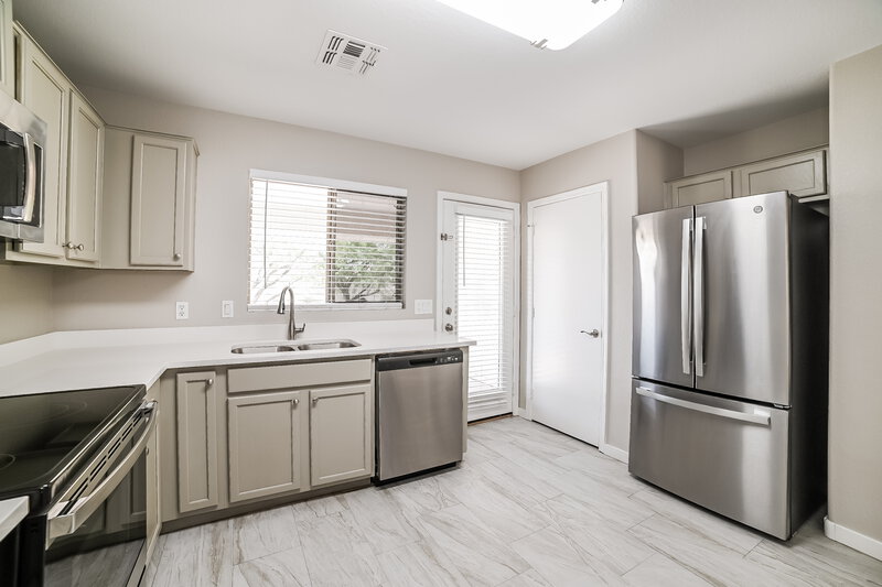 2,000/Mo, 6209 W Raymond St Phoenix, AZ 85043 Kitchen View 2