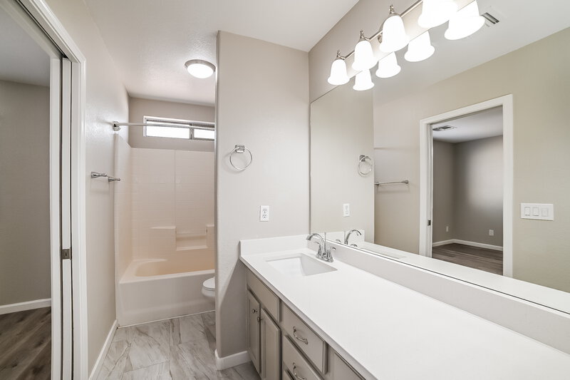 2,000/Mo, 6209 W Raymond St Phoenix, AZ 85043 Main Bathroom View