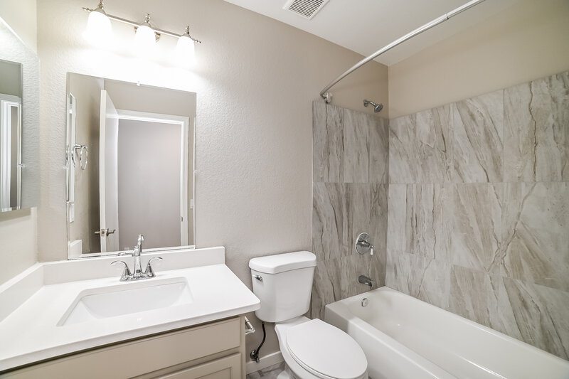 2,000/Mo, 6209 W Raymond St Phoenix, AZ 85043 Bathroom View