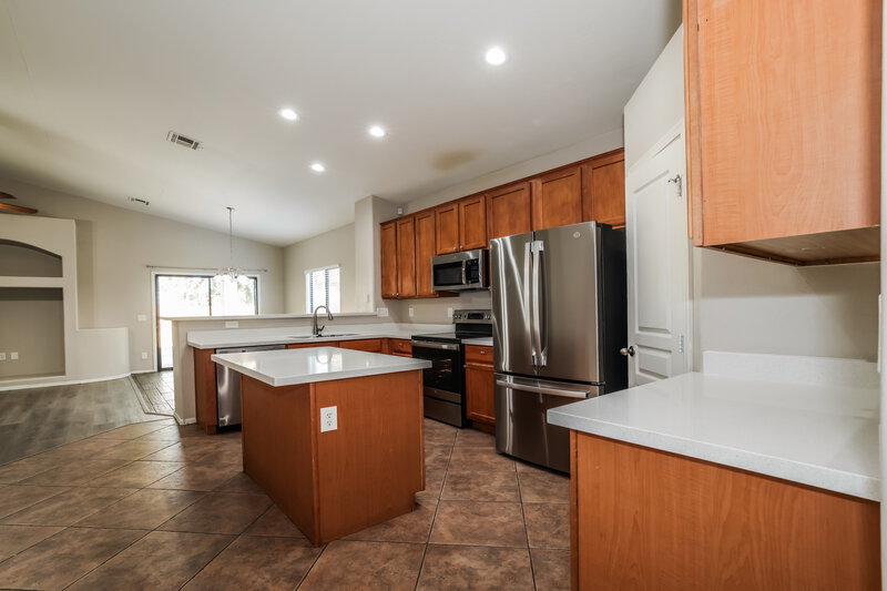 2,075/Mo, 2558 W Lynne Ln Phoenix, AZ 85041 Kitchen View