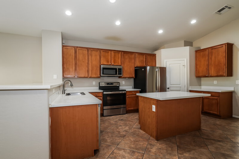2,075/Mo, 2558 W Lynne Ln Phoenix, AZ 85041 Kitchen View 2