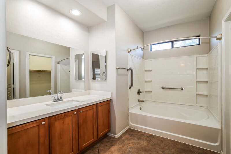 2,075/Mo, 2558 W Lynne Ln Phoenix, AZ 85041 Main Bathroom View