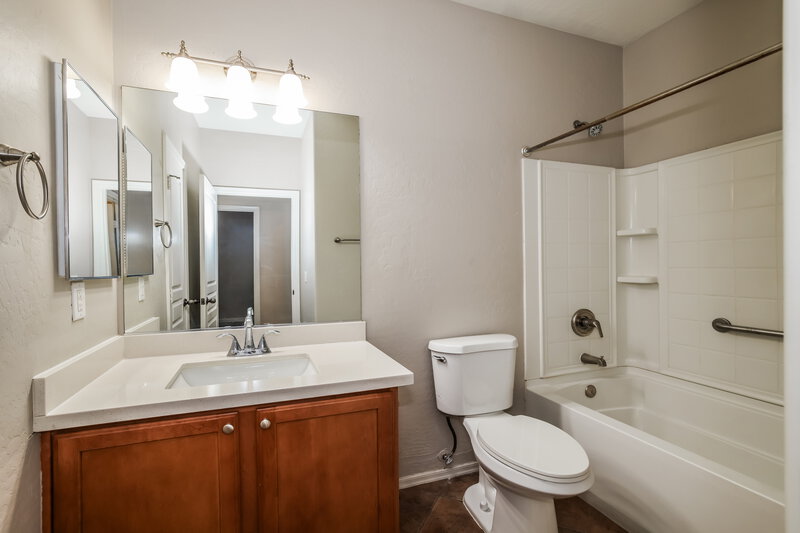 2,075/Mo, 2558 W Lynne Ln Phoenix, AZ 85041 Bathroom View