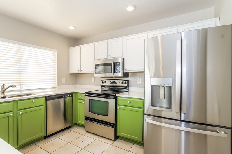 2,115/Mo, 3805 E Ironwood Dr Phoenix, AZ 85044 Kitchen View 2