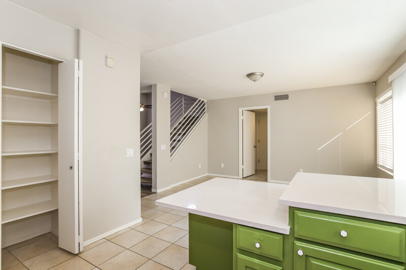 2,115/Mo, 3805 E Ironwood Dr Phoenix, AZ 85044 Kitchen View 3