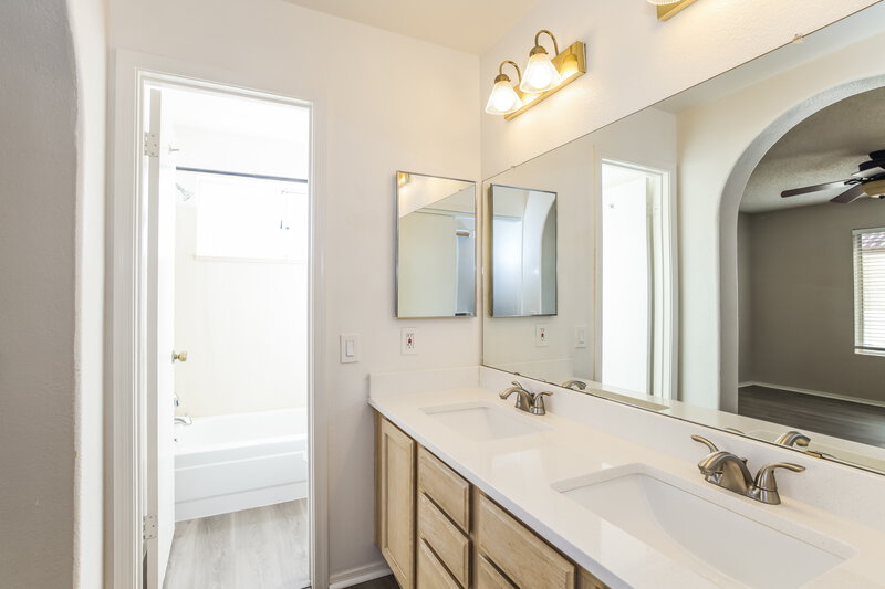 2,115/Mo, 3805 E Ironwood Dr Phoenix, AZ 85044 Main Bathroom View 2