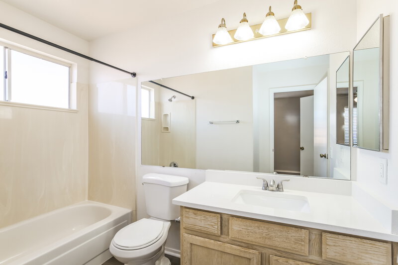2,115/Mo, 3805 E Ironwood Dr Phoenix, AZ 85044 Bathroom View