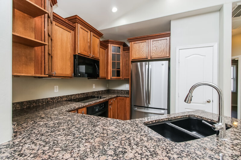 1,880/Mo, 2121 E Huntington Dr Phoenix, AZ 85040 Kitchen View