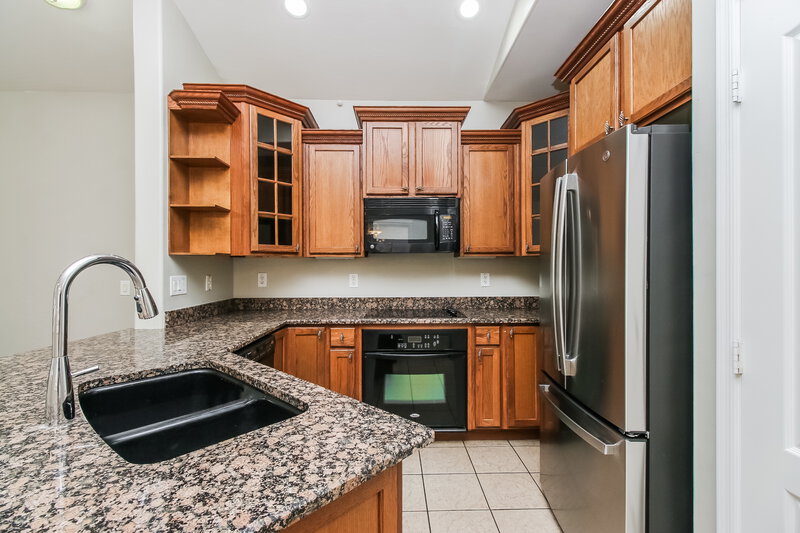 1,880/Mo, 2121 E Huntington Dr Phoenix, AZ 85040 Kitchen View 2