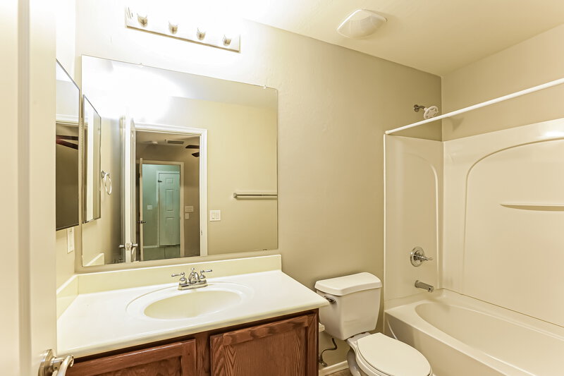 2,025/Mo, 2121 E Huntington Dr Phoenix, AZ 85040 Main Bathroom View
