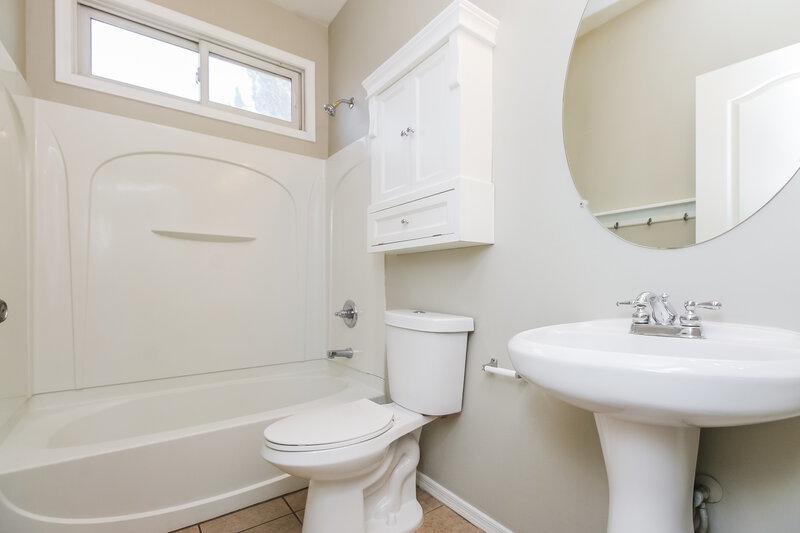 1,880/Mo, 2121 E Huntington Dr Phoenix, AZ 85040 Main Bathroom View
