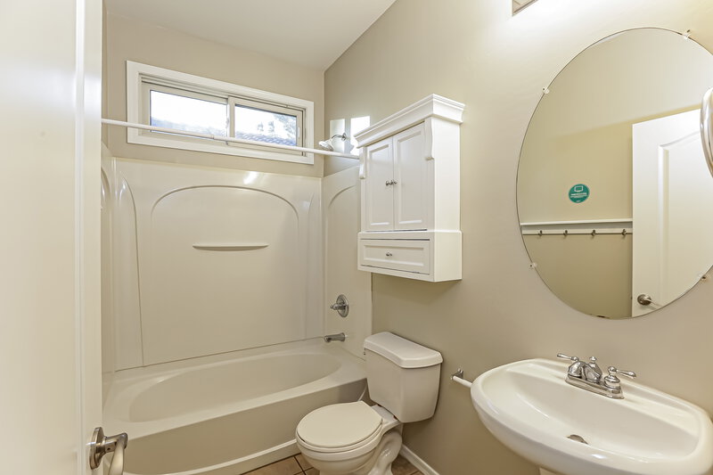 2,025/Mo, 2121 E Huntington Dr Phoenix, AZ 85040 Bathroom View