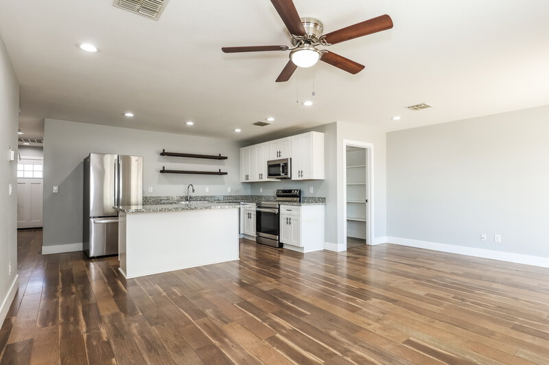 2,085/Mo, 3865 W Gaby Rd Phoenix, AZ 85041 Kitchen View 3