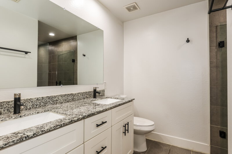 2,085/Mo, 3865 W Gaby Rd Phoenix, AZ 85041 Main Bathroom View