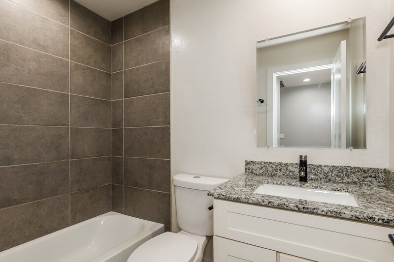 2,085/Mo, 3865 W Gaby Rd Phoenix, AZ 85041 Bathroom View
