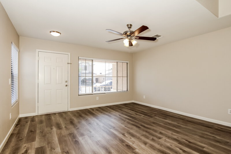 2,560/Mo, 6612 W West Wind Dr Glendale, AZ 85310 Living Room View 2