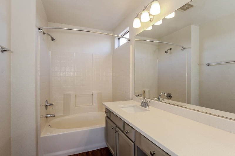 2,560/Mo, 6612 W West Wind Dr Glendale, AZ 85310 Main Bathroom View