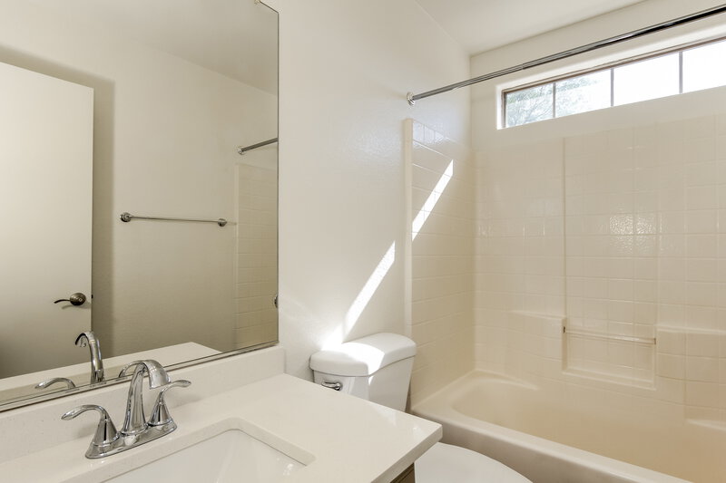 2,560/Mo, 6612 W West Wind Dr Glendale, AZ 85310 Bathroom View