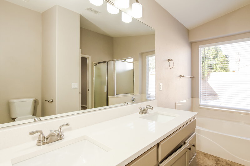 2,025/Mo, 9830 W Runion Dr Peoria, AZ 85382 Main Bathroom View