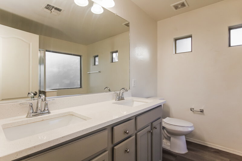 2,090/Mo, 1607 W Nancy Ln Phoenix, AZ 85041 Main Bathroom View