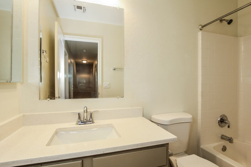 2,090/Mo, 1607 W Nancy Ln Phoenix, AZ 85041 Bathroom View