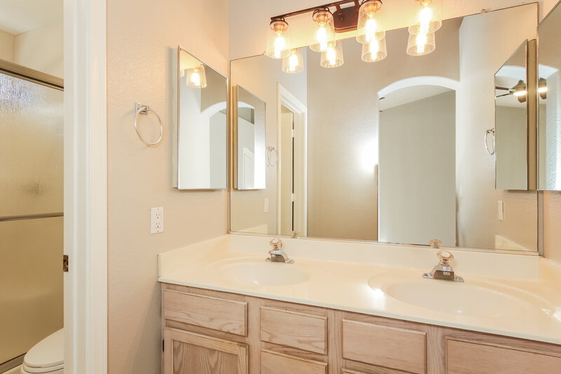 1,965/Mo, 7034 N 28th Dr Phoenix, AZ 85051 Main Bathroom View