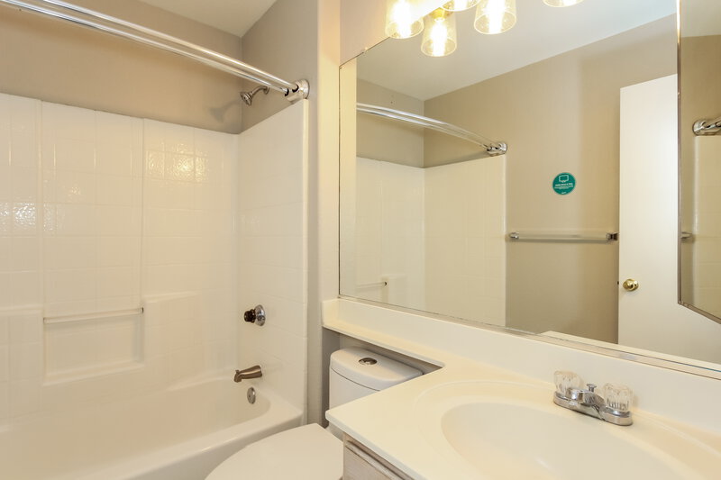 1,965/Mo, 7034 N 28th Dr Phoenix, AZ 85051 Bathroom View