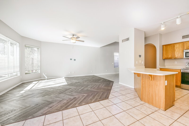 2,185/Mo, 2221 E Union Hls Dr Unit 160 Phoenix, AZ 85024 Dining Room View 2