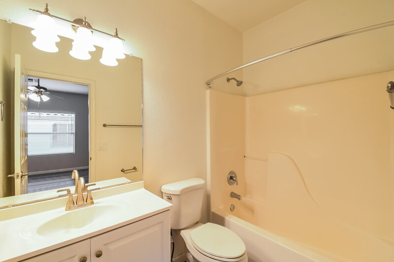 2,060/Mo, 10434 E Azalea Ave Mesa, AZ 85208 Main Bathroom View