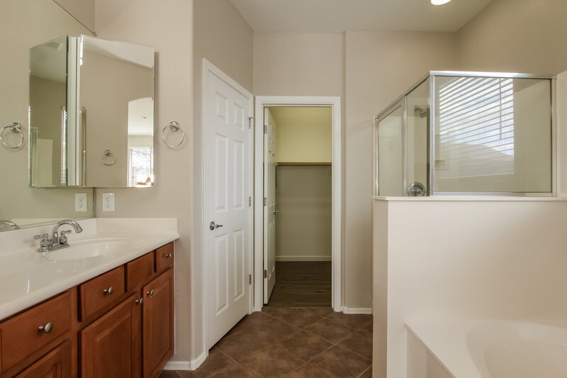 2,525/Mo, 12137 W Dove Wing Way Peoria, AZ 85383 Main Bathroom View
